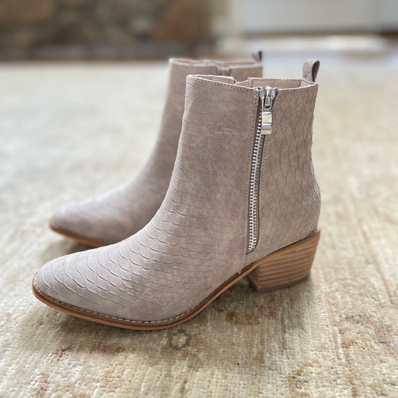 NEW Gorgeous Booties. Beige. Reptile print. - Picture 7 of 14